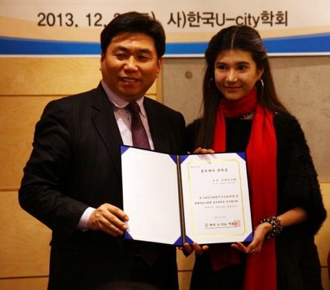 권창희 한국U-CITY학회 회장과 명예홍보대사 탤런트 지혜가 기념촬영을 하고 있다.