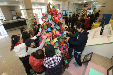 동명대 중앙도서관 1층 로비에 있는 대형 트리 2개가 눈길을 끌고 있다.