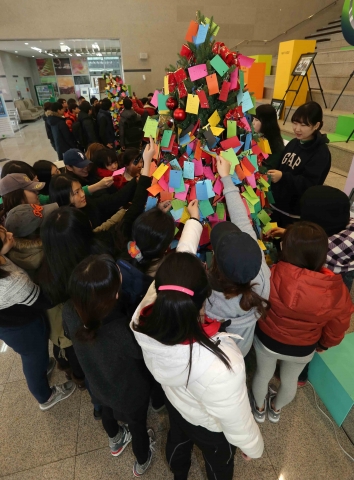 동명대 중앙도서관 1층 로비에 있는 대형 트리 2개가 눈길을 끌고 있다.