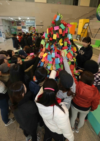 동명대 중앙도서관 1층 로비에 있는 대형 트리 2개가 눈길을 끌고 있다.