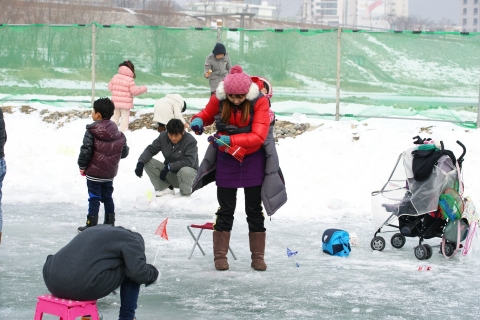 영월동강 겨울축제에서 얼음낚시를 즐기는 사람들