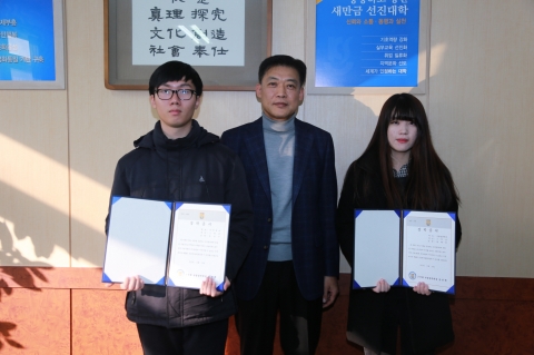 군산대학교가 본부 2층 학생처장실에서 장학금 전달식을 가졌다.