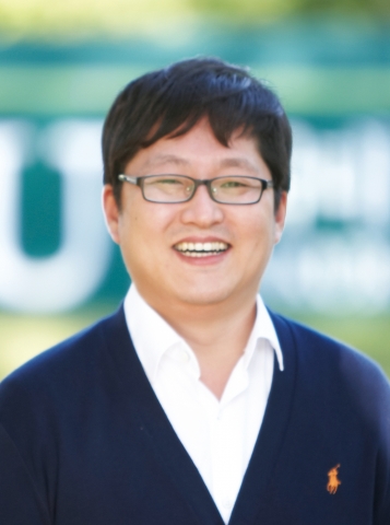한국경영교육학회 최우수논문상을 수상한 건국대 김진욱 교수