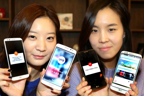 LG유플러스가 사용자의 평소 생활 습관에 맞는 맞춤형 정보를 스마트폰이 스스로 알아서 사용자에게 미리 제공하는 능동형 스마트 비서 서비스 U스푼(spoon)을 25일 국내 최초로