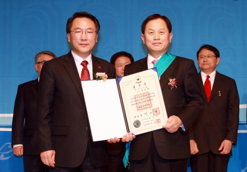 서울 강남구 GS타워에서 열린 2013년도 일자리창출지원 유공자 정부포상 시상식에서 신한은행 서진원 은행장(오른쪽)이 금탑산업훈장 수훈 후 고용노동부 방하남 장관과 함께 기념촬영하