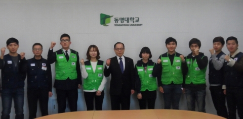 사진은 해외 오지 봉사에 릴레이방식으로 나설 재학생과 교직원 일행을 미리 만나 격려한 설동근 총장.