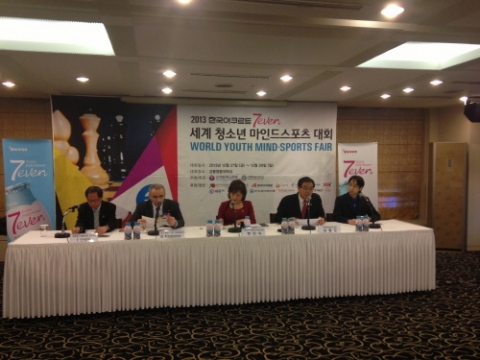 대한체스연맹과 강릉영동대학교가 서울 프레스센터 외신기자클럽에서 2013 한국야쿠르트 7even 세계청소년 마인드스포츠대회 기자간담회를 개최했다.