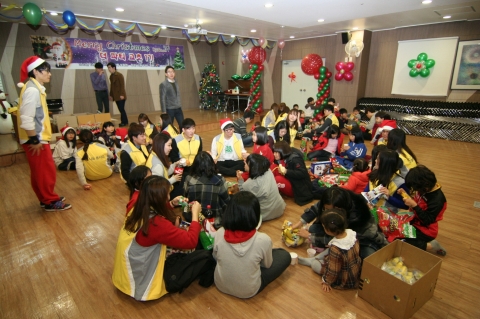 교촌에프앤비는 상록보육원에서 소외계층 아동들을 위한 연말 생일파티 더 파티 교촌 행사를 개최했다.