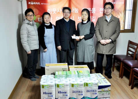 27일 코레일네트웍스(주) 임직원이 모니카의 집을 방문해 위문품을 전달했다.