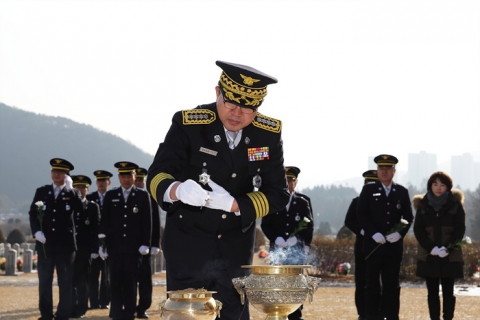 서은석 일산소방서장이 27일 국립대전현충원을 찾아 지난해 12월 순직한 故 김형성 소방위 와 김상민 상방 묘소에서 분향을 하고 있다.