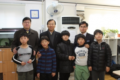 관양흰돌지역아동센터 성금전달 후 기념 촬영을 하고 있다.