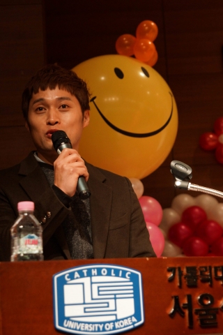 소아암 환아 치료종결잔치에서 사회를 보고있는 송중근