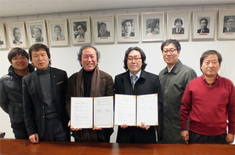 한국미술협회 협약식 (왼쪽부터) 위드아트 황찬규 실장, 한국미술협회 정준 사무총장, 한국미술협회 조강훈 이사장, 예술통신 배한성 대표, 지에스에이케이 정광윤 대표, 한국미술협회 김