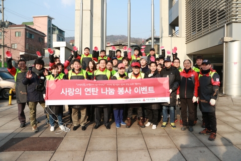 김주현 공동모금회 사무총장(앞줄 왼쪽 세번째), 방송인 황기순(앞줄 왼쪽 네번째), 홍기대 위제너레이션 대표(앞줄 왼쪽 여섯번째)와 공동모금회 임직원들과 기념촬영을 하고 있다.