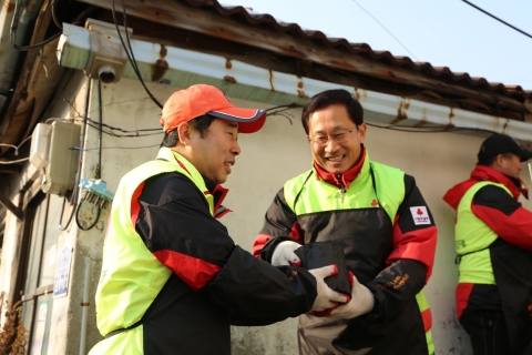김주현 공동모금회 사무총장(오른쪽)과 방송인 황기순이 연탄배달 봉사에 참여하고 있다