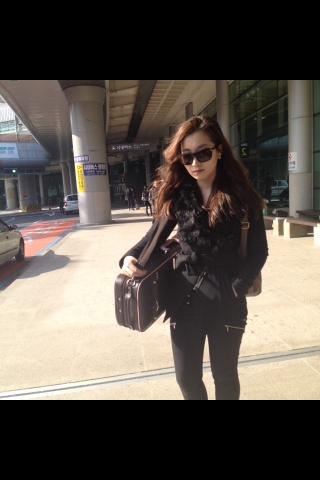미녀 바이올리니스트 박정은씨가 12월 31일 오후, 2013 아듀 공연을 위해 제주공항에 올블랙 공항패션으로 나타났다.