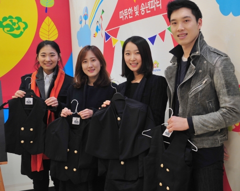 지난 12월 30일 태광산업 주최로 열린 태광과 그룹홈이 함께 하는 따뜻한 빛 송년파티에서 건국대 의상디자인전공 재능기부 봉사단 터치 학생들이 공동생활가정(그룹홈) 학생들로 구성된