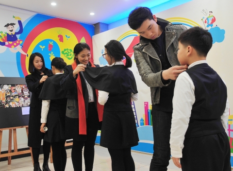 지난 12월 30일 태광산업 주최로 열린 태광과 그룹홈이 함께 하는 따뜻한 빛 송년파티에서 건국대 의상디자인전공 재능기부 봉사단 터치 학생들이 공동생활가정(그룹홈) 학생들로 구성된
