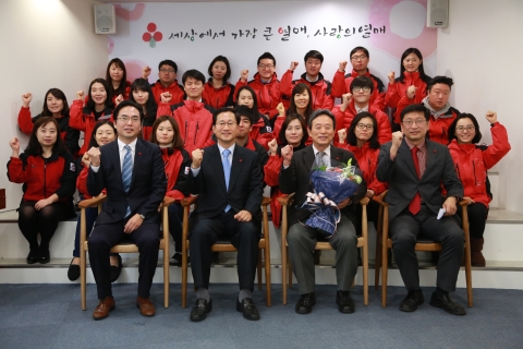 김종기 (주)산청회장(앞줄 오른쪽 두번째)과 김주현 공동모금회 사무총장(앞줄 왼쪽 두번째)이 성금전달식 후 공동모금회 임직원들과 기념촬영을 하고 있다.