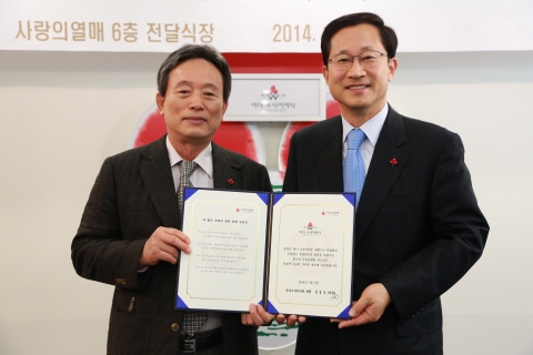 김종기 (주)산청회장(왼쪽)이 김주현 공동모금회 사무총장에게 회원가입서를 전달하고 기념촬영을 하고 있다.