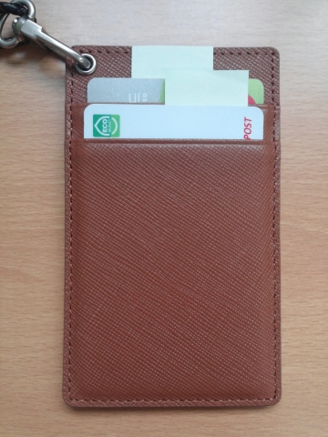 옥윤선 카드지갑은 카드를 쉽게 뺄 수 있도록 탭이 적용되어 있다.