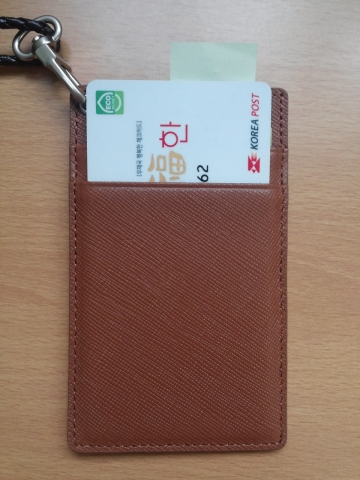 옥윤선 카드지갑은 카드를 쉽게 뺄 수 있도록 탭이 적용되어 있다.
