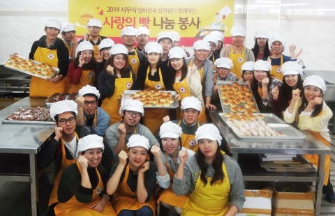 알바천국 최인녕(사진 가운데) 대표가 2일 대한적십자사 중랑노원 희망나눔봉사센터에서 직원들과 함께 어려운 이웃에게 전해줄 빵을 직접 만들고 있다.