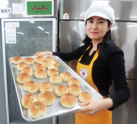 알바천국 최인녕(사진 가운데) 대표가 2일 대한적십자사 중랑노원 희망나눔봉사센터에서 직원들과 함께 어려운 이웃에게 전해줄 빵을 직접 만들고 있다.