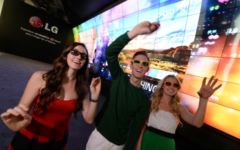 LG전자가 7일(현지시간) 미국 라스베이거스에서 열리는 세계최대 가전전시회 2014 CES에서 부스 입구에 3D 비디오월을 설치해 이목을 집중시키고 있다.