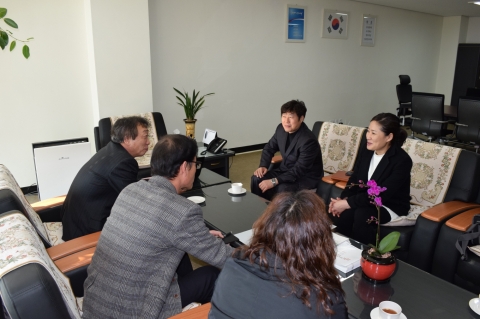 (주)프랜푸드 직원들과의 간담회를 진행 중이다.