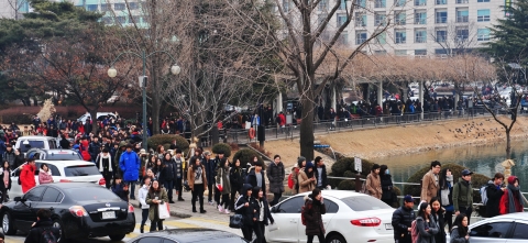 건국대는 7일 2014학년도 편입학 모집을 위한 계열학업능력고사를 서울 광진구 능동로 건국대 서울캠퍼스와 건대부중 등 154개 고사장에서 실시했다. 건국대의 올해 편입학 시험에는 