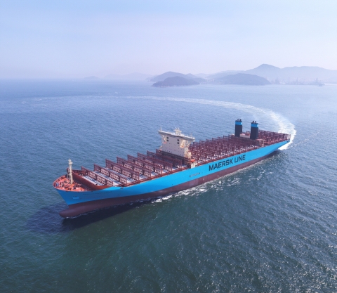 가장 많은 세개의 잡지에서 올해 최우수 선박으로 선정된 덴마크 A.P.Moller-Maersk 社의 18,270 TEU 컨테이너선인 머스크 맥키니 몰러(Maersk Mc-Kinney Moller)호의 모습.