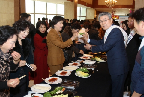 포항시가 구룡포과메기 홍보 및 판매행사를 전개하고 있다.