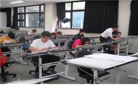 동명대의 동명인인력양성프로그램 중 하나인 실내건축기사 자격증반 수업이 진행되고 있다.