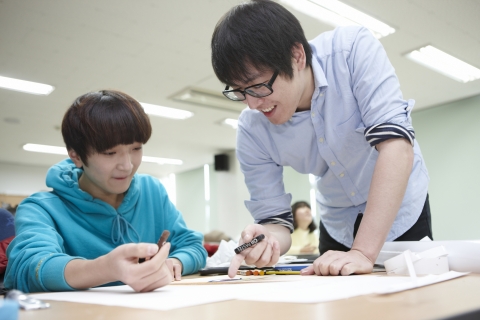 건국대 학생들은 중학생을 대상으로 디자인 교육봉사활동 KU Artex SEE-앗 전시회를 열었다.
