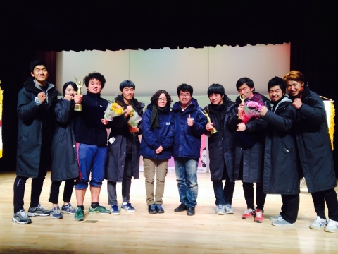 한국영상대 연기과 학생들이 거창전국대학연극제 수상 기념으로 사진을 찍고 있다.