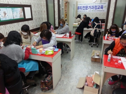 인생 이모작을 지원하는 동명대의 전국 최초 평생학습과정 뷰티전문가분야 학습 장면이다.