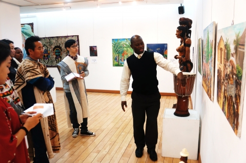 관람객들이 해운대문화회관 제1전시실에 전시된 모던 스타일의 그림, 조각품들에 대한 서아프리카 현지인 전문 큐레이터로부터 설명을 듣고있다.