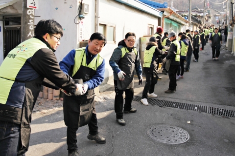 삼양그룹 임직원들이 이웃을 찾아 직접 연탄을 전달하고 있다.