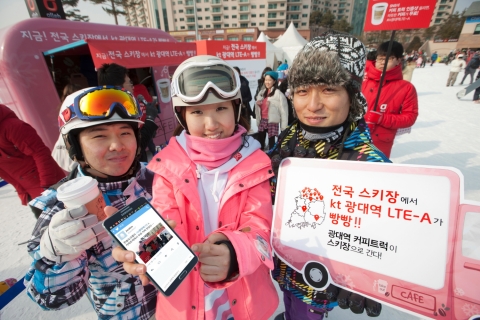 전국 17개 스키장에서 광대역 LTE-A 서비스를 제공 중인 KT가 강원도 원주시에 위치한 한솔오크밸리 스키장에서 최근 TV광고로 화제가 된 커피트럭을 통해 고객들에게 따뜻한 커피