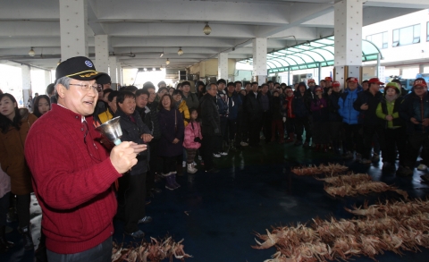박승호 포항시장이 지난 4일 구룡포 대게 경매에 참여했다.
