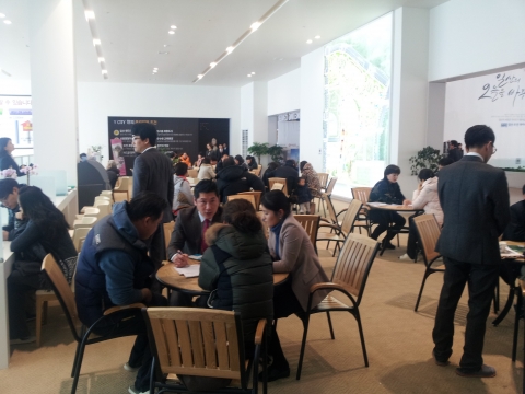 일산 요진와이시티 견본주택 방문객들이 상담을 하고 있다.