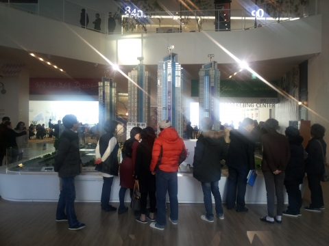 일산 요진 와이시티 견본주택에 내집마련을 위한 방문객이 대거 몰려 장사진을 이뤘다.