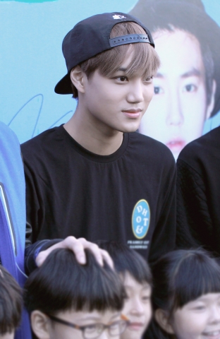 아이돌 그룹 엑소 맴버 카이의 생일을 맞아 그의 팬들이 글로벌 나눔에 앞장섰다.