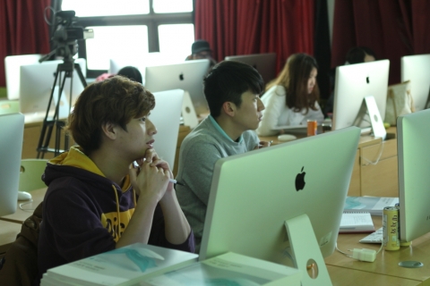 한국영상대 재학생들이 스모크 소프트웨어를 이용한 특수영상합성편집 교육에 집중하고 있다.