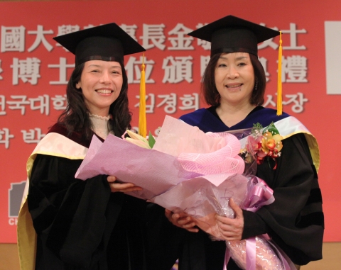 김경희 건국대 이사장(오른쪽)이 중국문화대학에서 명예박사학위를 받은 뒤 중국문화대학 진종메이(靳宗玫) 교무처장(왼쪽)과 기념촬영을 하고있다.