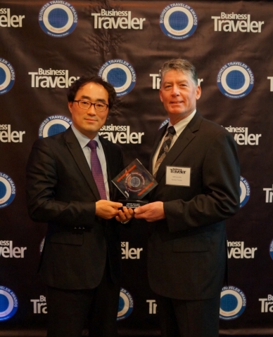 인천국제공항이 14일(한국시간) 미국 LA에서 개최된 Business Traveler誌 US 주관의 the 25th Business Traveler Awards 2013 에서 4년 연속으로 세계 최고 공항면세점상(Airport with Best Duty Free Shopping)을 수상했다. 이날 제리 앨리슨(Jerry Allison, Group Publisher)편집장으로부터 상패를 전달받은 인천국제공항공사 컨세션사업처 김홍수 차장이 기념촬영을 하고 있다