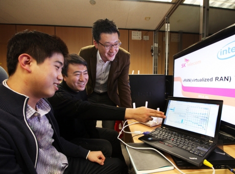 SK텔레콤과 인텔이 IT 가상화 기술을 적용한 차세대 기지국 기술 vRAN을 세계 최초로 시연하는데 성공했다. 사진은 양사의 직원들이 vRAN 시연을 진행하는 모습.