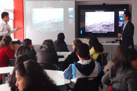한국 교육부의 한국형 첨단교육서비스 해외진출 지원사업을 수주한 LG CNS가 2011년 콜롬비아 우바떼 지역에 구축한 첨단교실. LG CNS 직원이 이 지역의 교사들에게 첨단교실 
