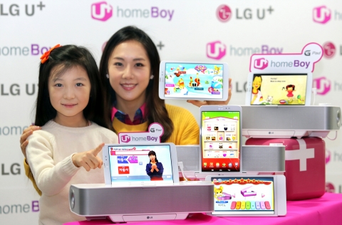 LG유플러스는 전화, 오디오, TV, e-book, 보안서비스 등 디지털 가전 기기의 다양한 기능을 모두 이용할 수 있는 홈보이(homeBoy) G 패드를 출시했다. 사진은 가족이 홈보이 서비스를 이용하고 있는 모습
